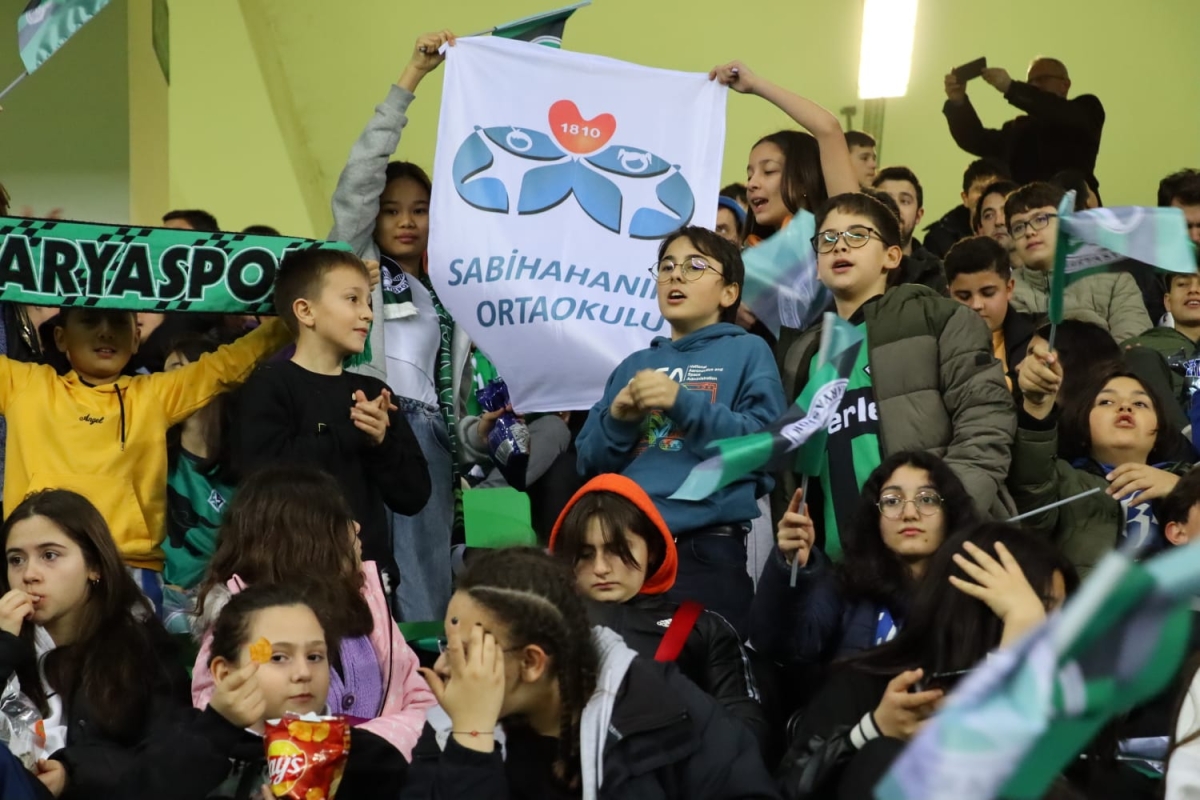 Sakaryaspor'dan Nehrin Çocuklarına Karne Gününde Galibiyet Hediyesi 