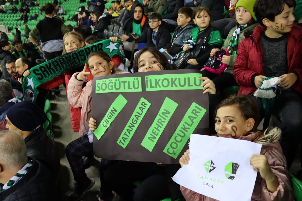 Sakaryaspor'dan Nehrin Çocuklarına Karne Gününde Galibiyet Hediyesi