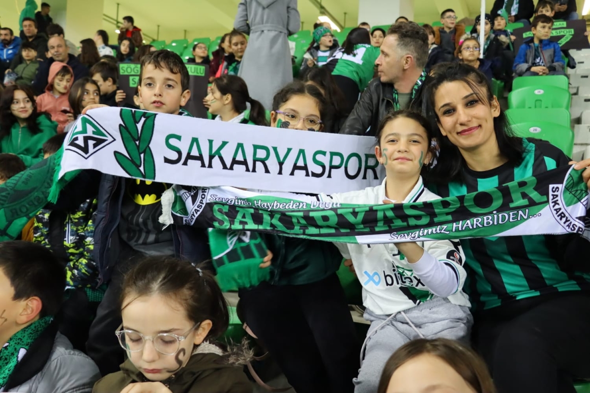 Sakaryaspor'dan Nehrin Çocuklarına Karne Gününde Galibiyet Hediyesi