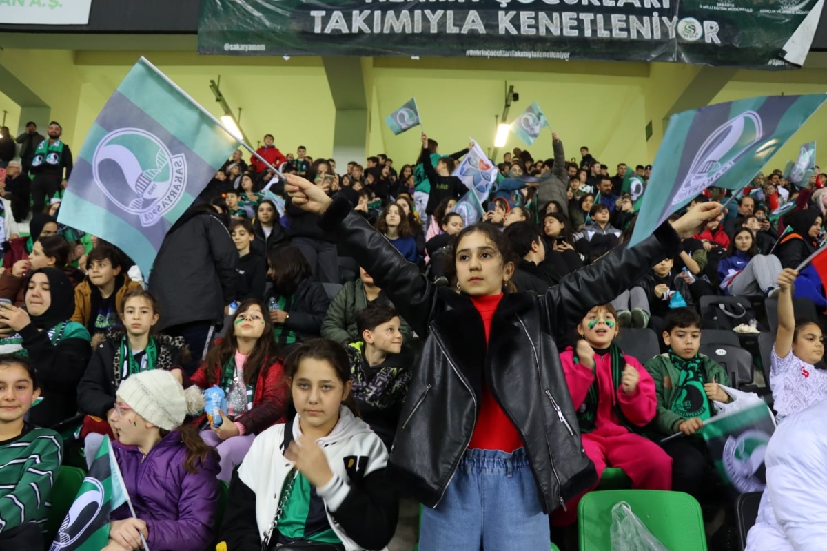 Sakaryaspor'dan Nehrin Çocuklarına Karne Gününde Galibiyet Hediyesi
