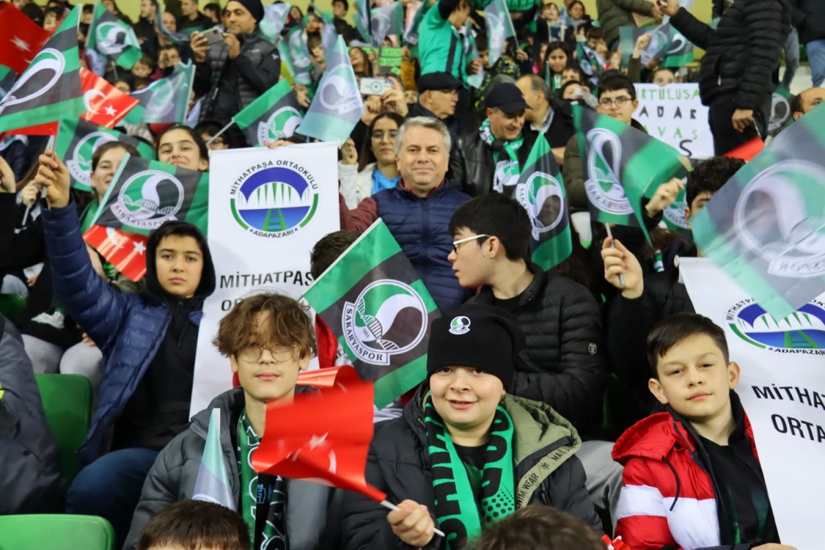 Sakaryaspor'dan Nehrin Çocuklarına Karne Gününde Galibiyet Hediyesi