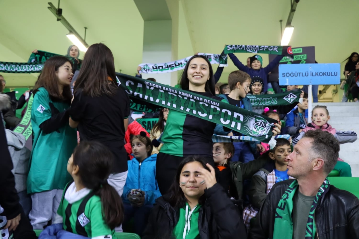 Sakaryaspor'dan Nehrin Çocuklarına Karne Gününde Galibiyet Hediyesi