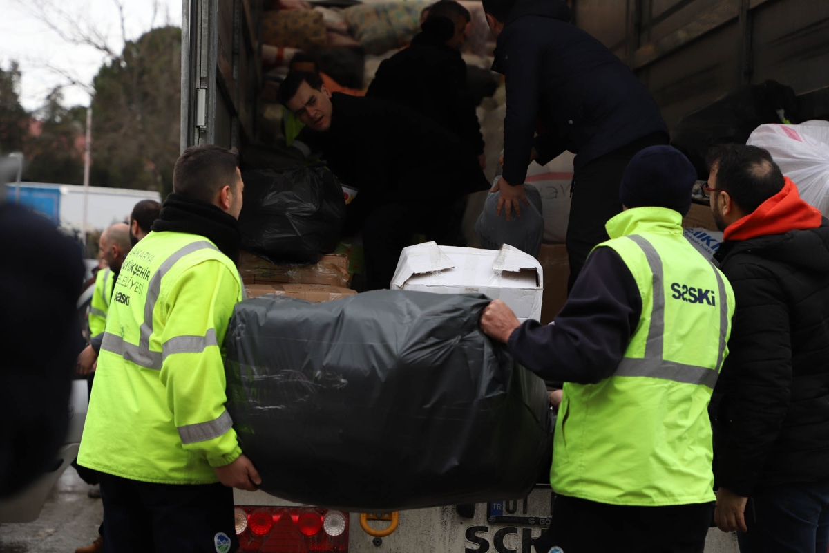 DEPREM; Büyükşehir'in yardımları ilk saatlerde binlere ulaştı: