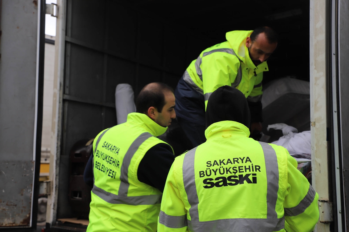 DEPREM; Büyükşehir'in yardımları ilk saatlerde binlere ulaştı: