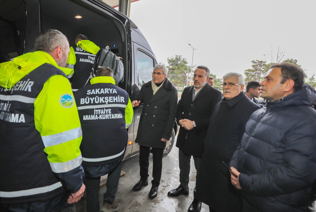 DEPREM; Büyükşehir'in yardımları ilk saatlerde binlere ulaştı: