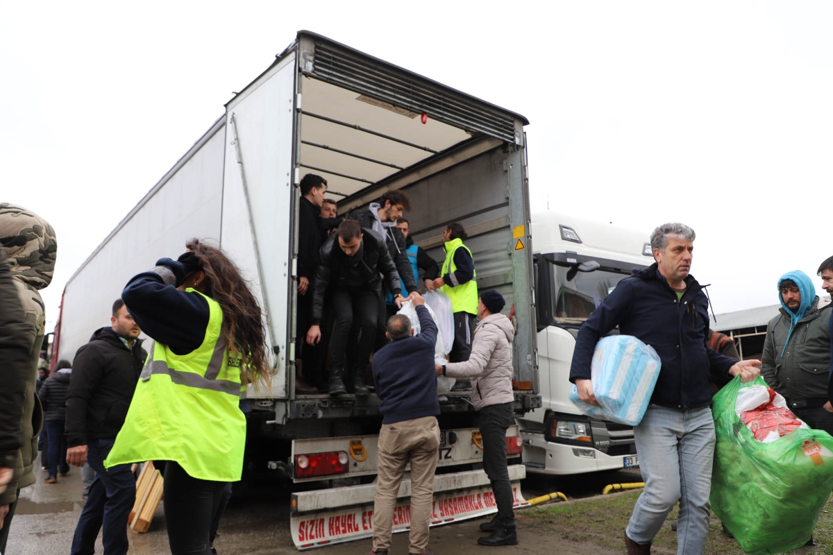 DEPREM; Büyükşehir'in yardımları ilk saatlerde binlere ulaştı: