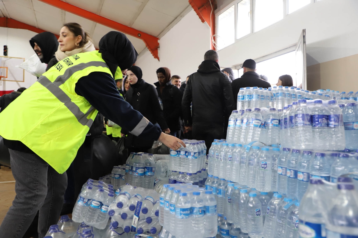 DEPREM; Büyükşehir'in yardımları ilk saatlerde binlere ulaştı: