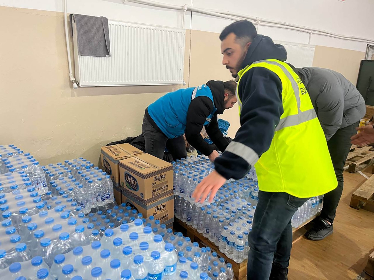 DEPREM; Büyükşehir'in yardımları ilk saatlerde binlere ulaştı: