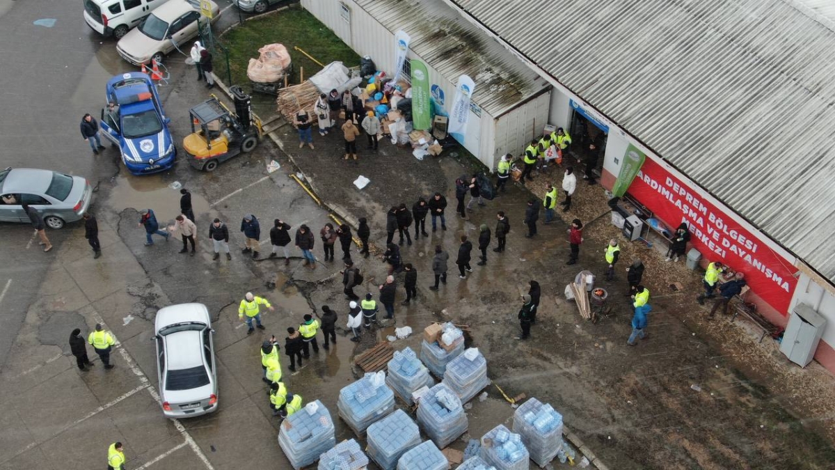 17 Ağustos'u yaşayan Sakarya yardımda öncü oldu: 25 yardım tırı, 55 iş makinası ve 124 personel