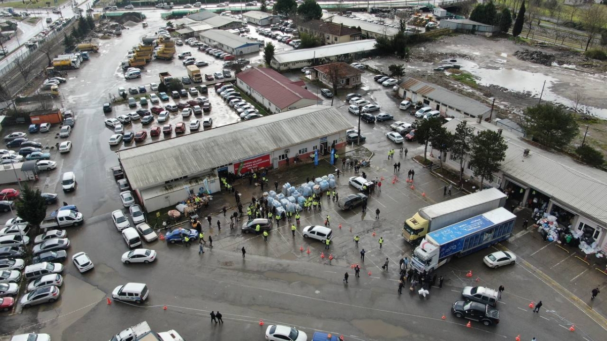 17 Ağustos'u yaşayan Sakarya yardımda öncü oldu: 25 yardım tırı, 55 iş makinası ve 124 personel