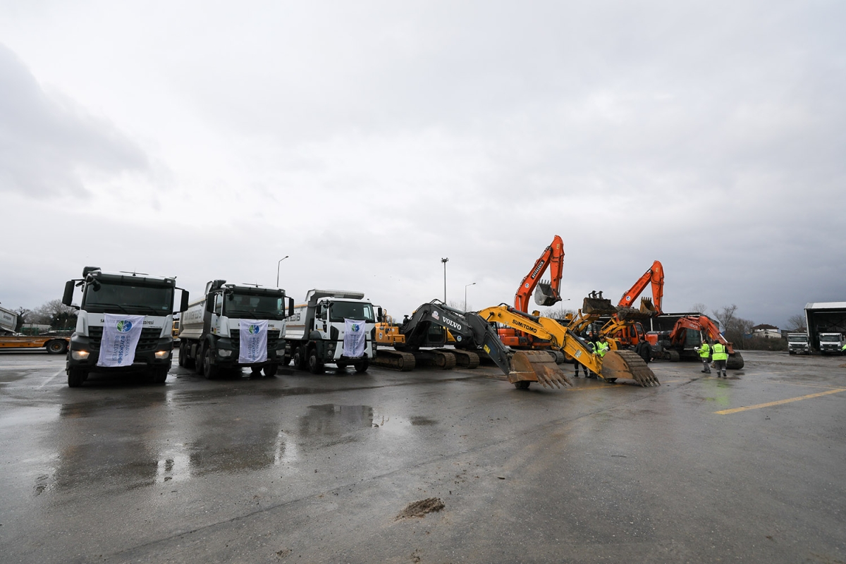17 Ağustos'u yaşayan Sakarya yardımda öncü oldu: 25 yardım tırı, 55 iş makinası ve 124 personel