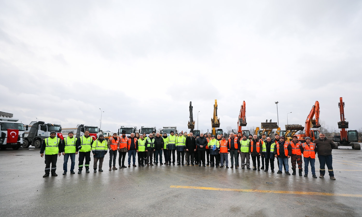 17 Ağustos'u yaşayan Sakarya yardımda öncü oldu: 25 yardım tırı, 55 iş makinası ve 124 personel