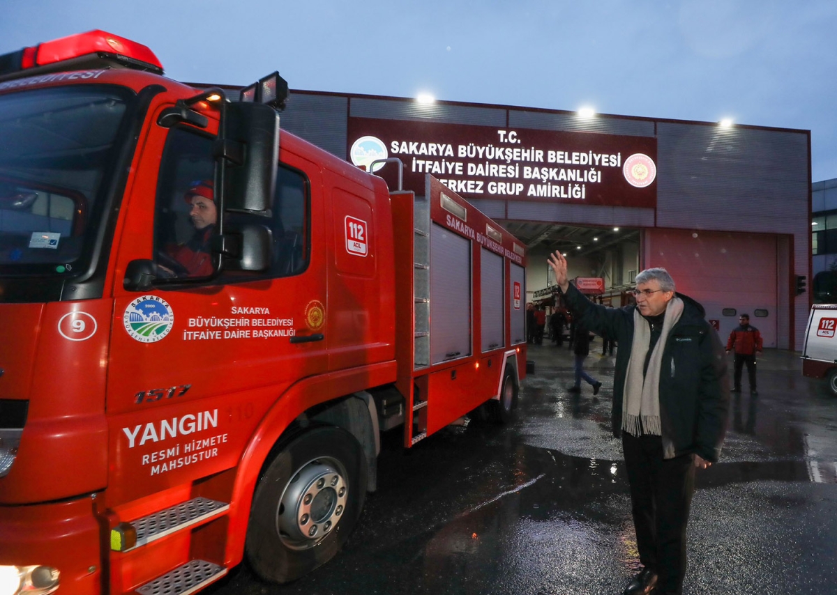 17 Ağustos'u yaşayan Sakarya yardımda öncü oldu: 25 yardım tırı, 55 iş makinası ve 124 personel