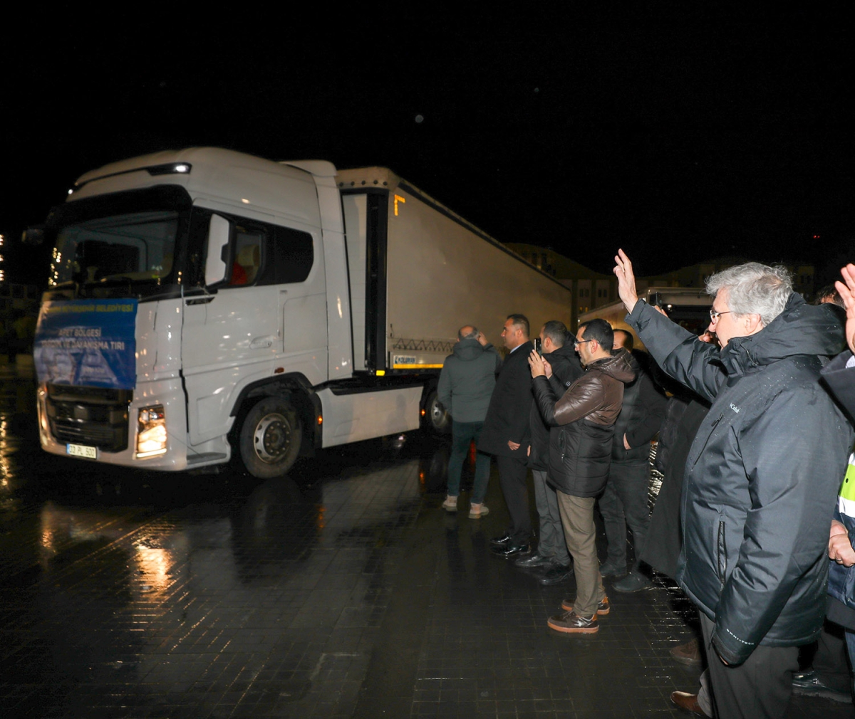 17 Ağustos'u yaşayan Sakarya yardımda öncü oldu: 25 yardım tırı, 55 iş makinası ve 124 personel