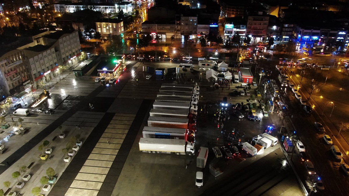 17 Ağustos'u yaşayan Sakarya yardımda öncü oldu: 25 yardım tırı, 55 iş makinası ve 124 personel