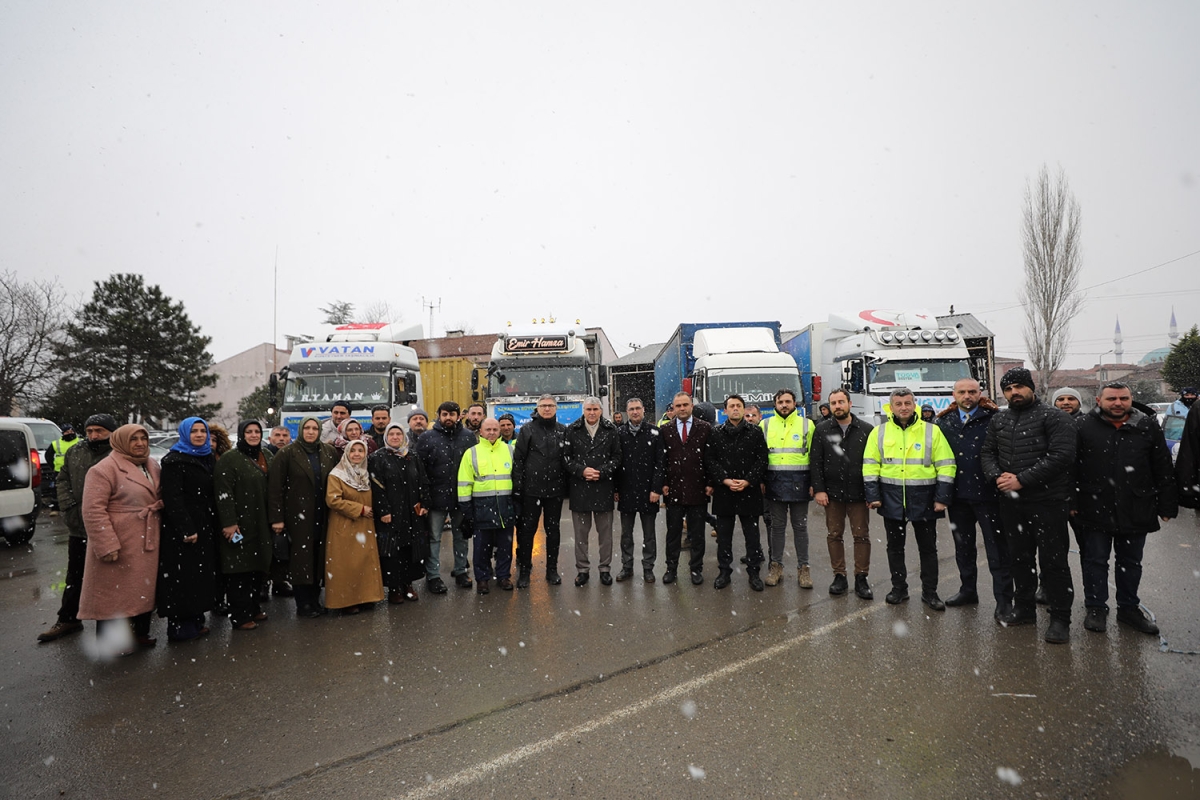 17 Ağustos'u yaşayan Sakarya yardımda öncü oldu: 25 yardım tırı, 55 iş makinası ve 124 personel