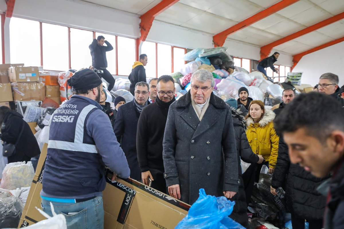 17 Ağustos'u yaşayan Sakarya yardımda öncü oldu: 25 yardım tırı, 55 iş makinası ve 124 personel