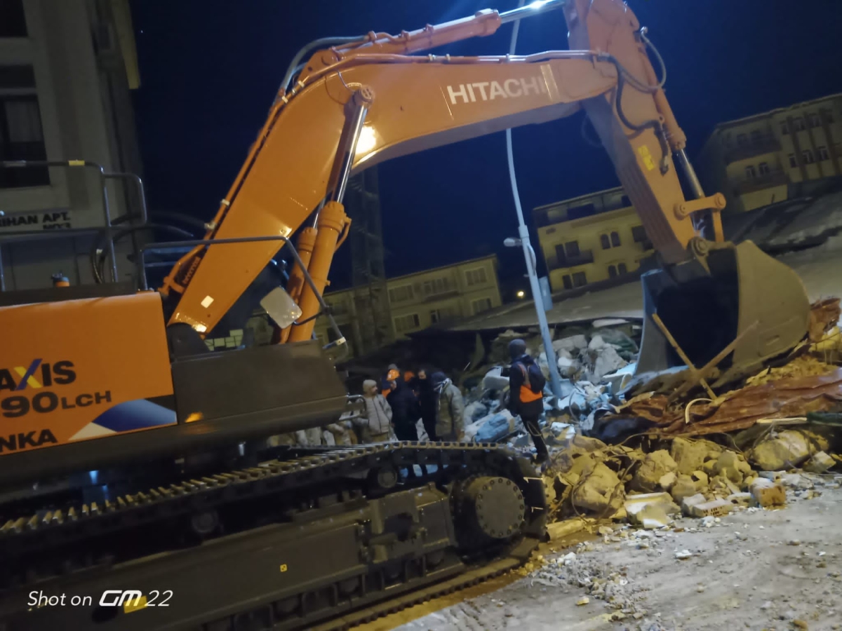 Madenciler dört koldan depremin yaralarını sarıyor