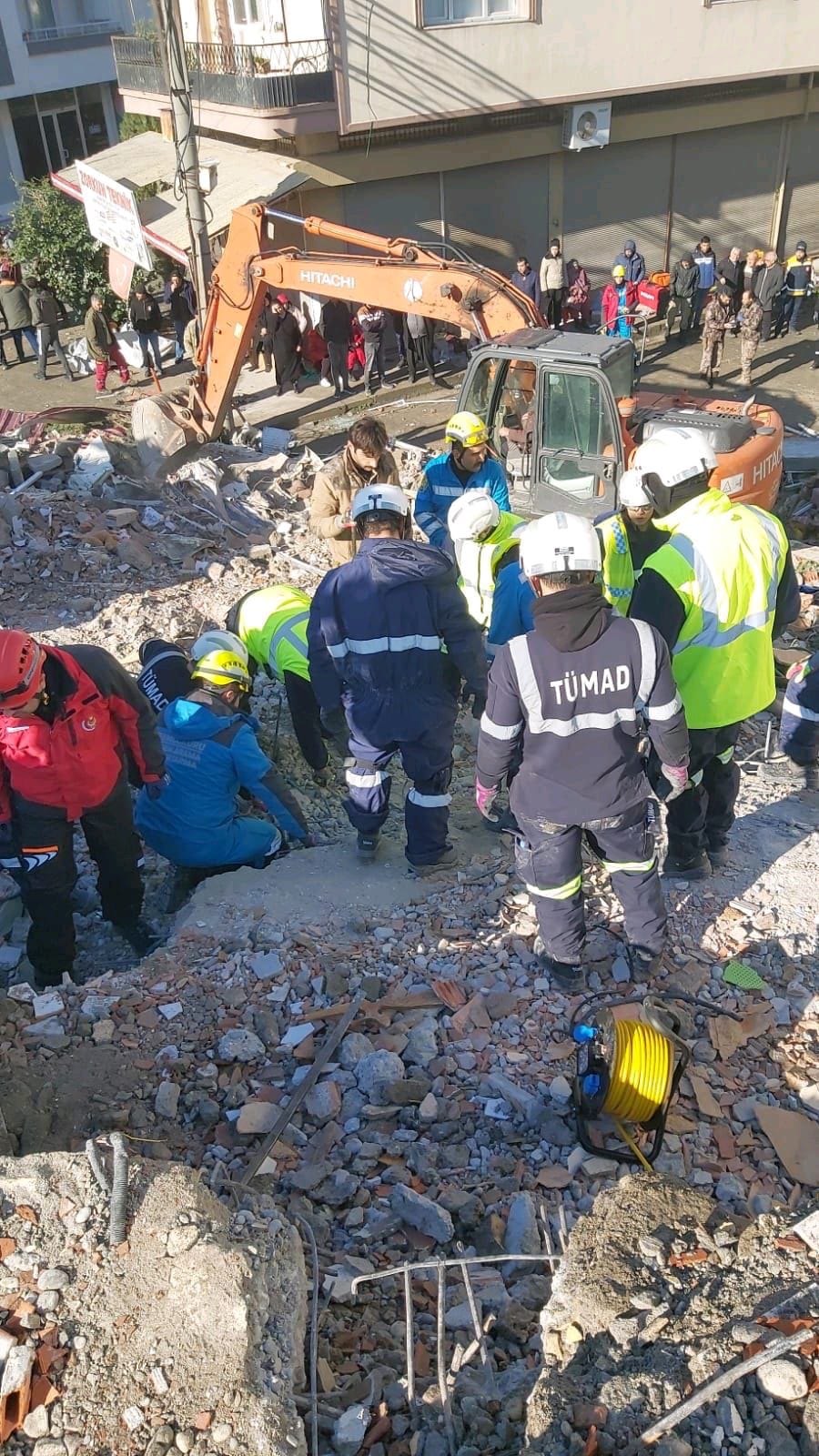 Madenciler dört koldan depremin yaralarını sarıyor