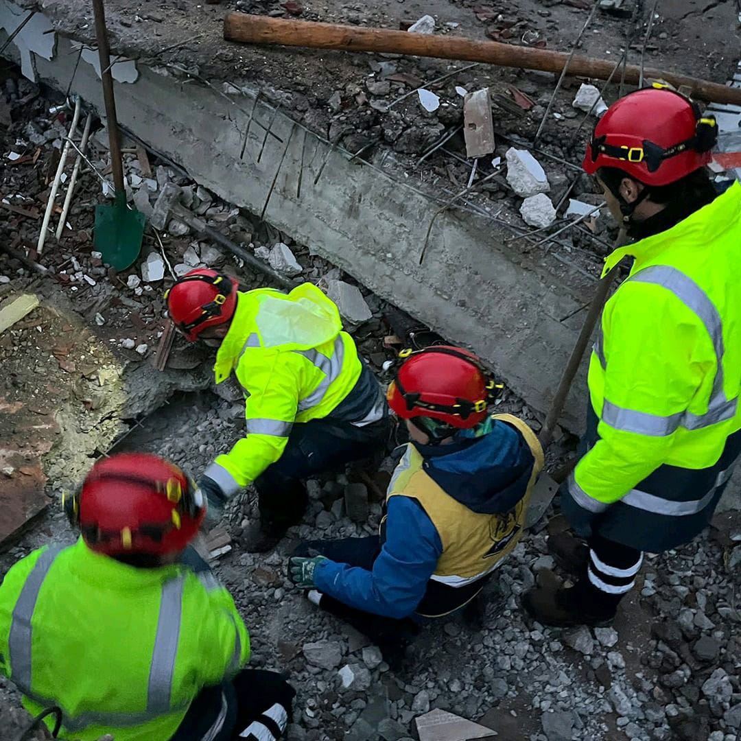 Madenciler dört koldan depremin yaralarını sarıyor 