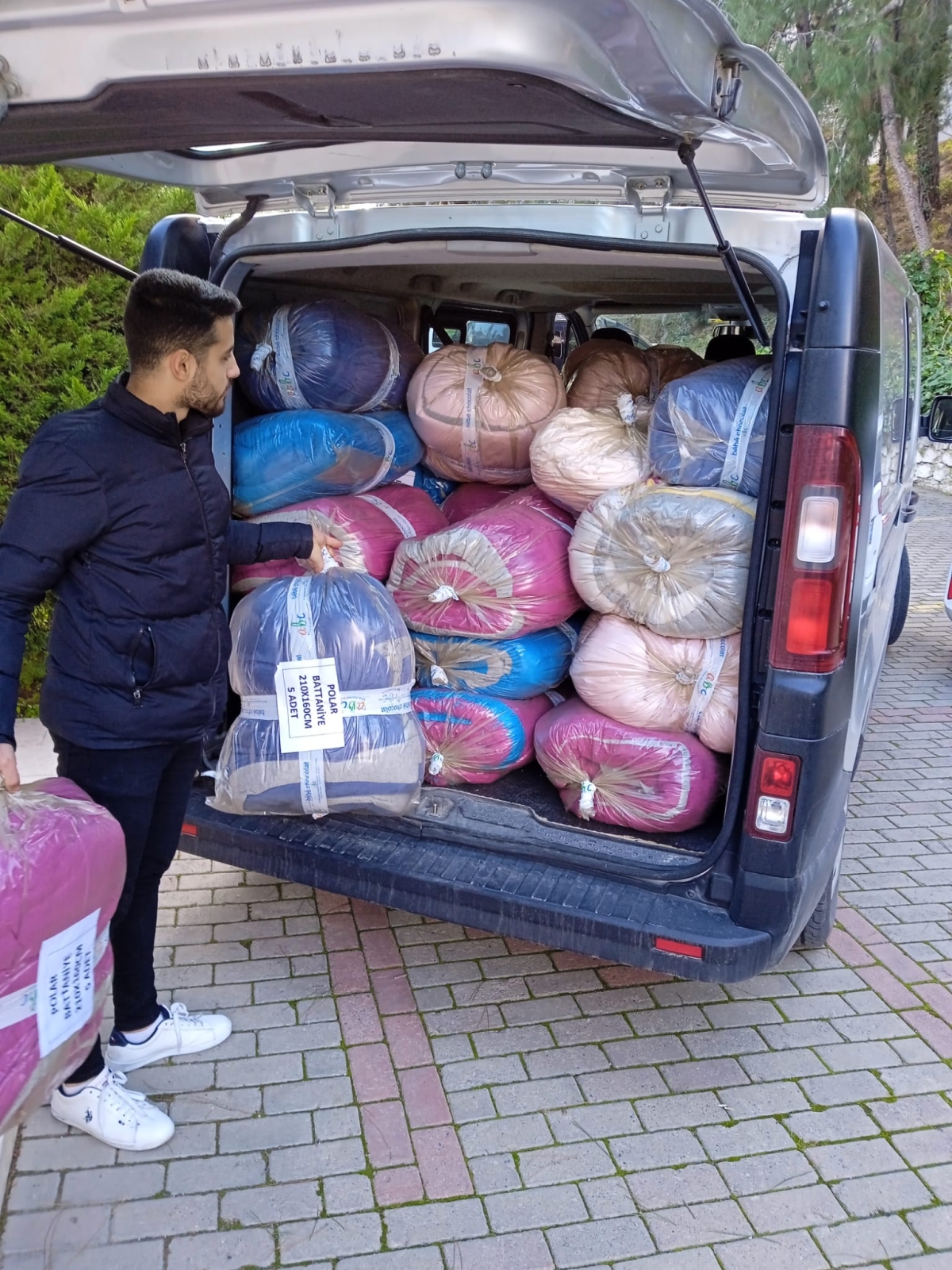 Madenciler dört koldan depremin yaralarını sarıyor