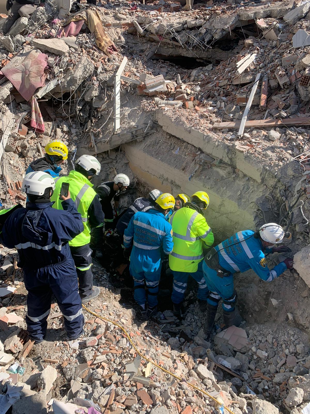 Madenciler dört koldan depremin yaralarını sarıyor 