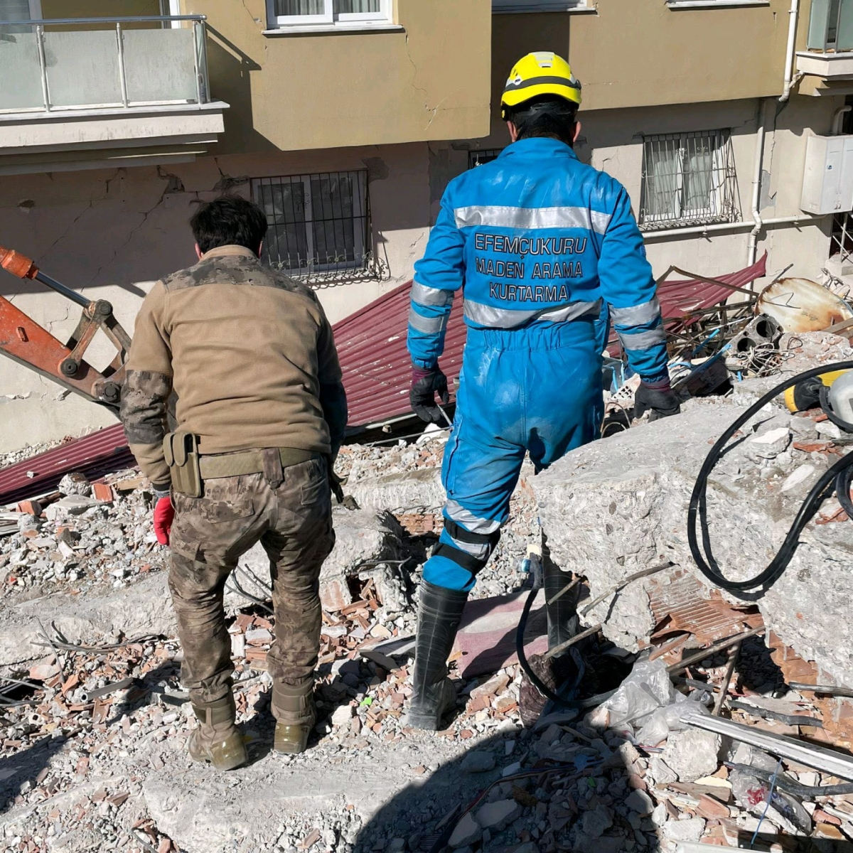 Madenciler dört koldan depremin yaralarını sarıyor