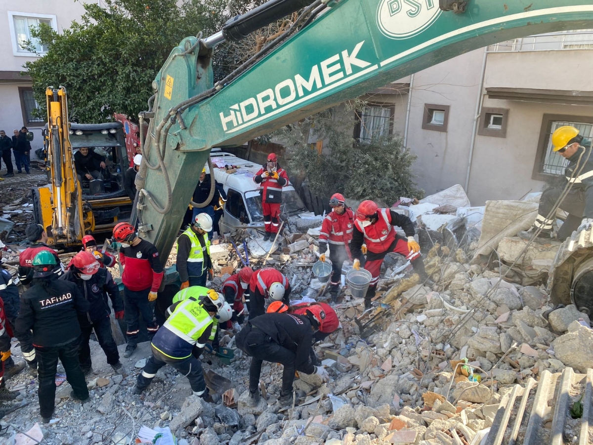 Madenciler dört koldan depremin yaralarını sarıyor