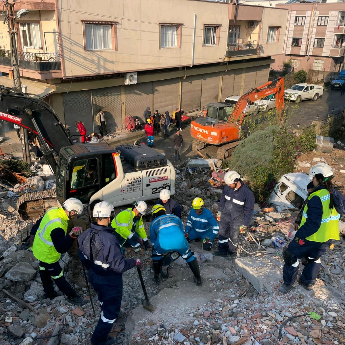 Madenciler dört koldan depremin yaralarını sarıyor