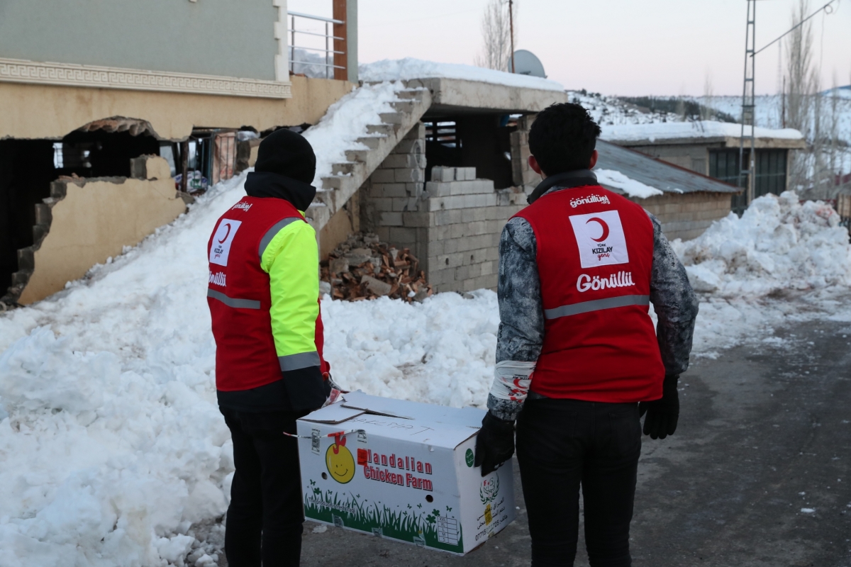 KIZILAY SICAK YEMEĞİN YANI SIRA DİĞER YARDIM MALZEMELERİYLE DE DEPREMZEDELERİ YANINDA