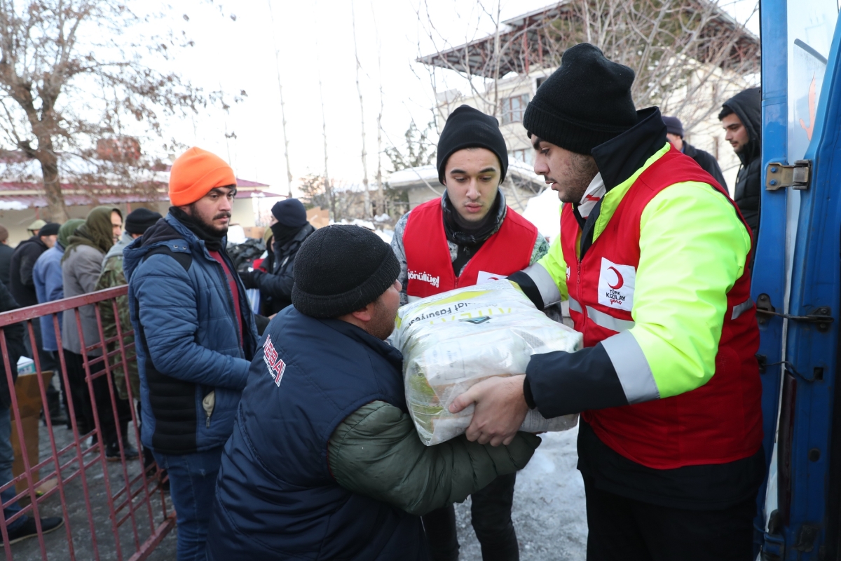 KIZILAY SICAK YEMEĞİN YANI SIRA DİĞER YARDIM MALZEMELERİYLE DE DEPREMZEDELERİ YANINDA