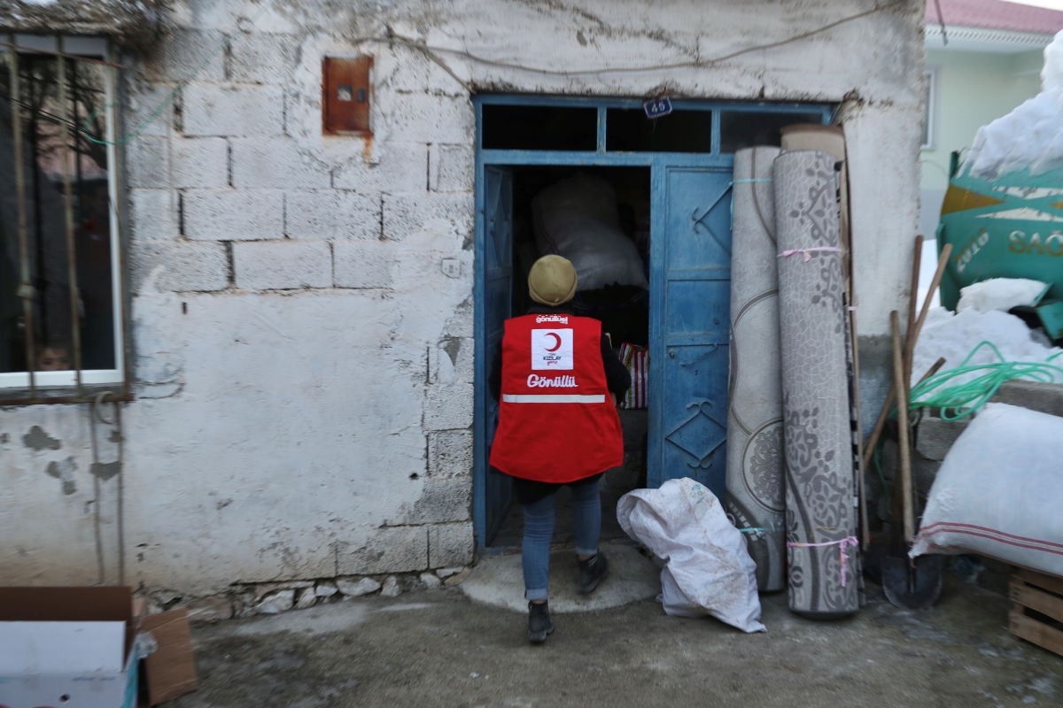 KIZILAY SICAK YEMEĞİN YANI SIRA DİĞER YARDIM MALZEMELERİYLE DE DEPREMZEDELERİ YANINDA