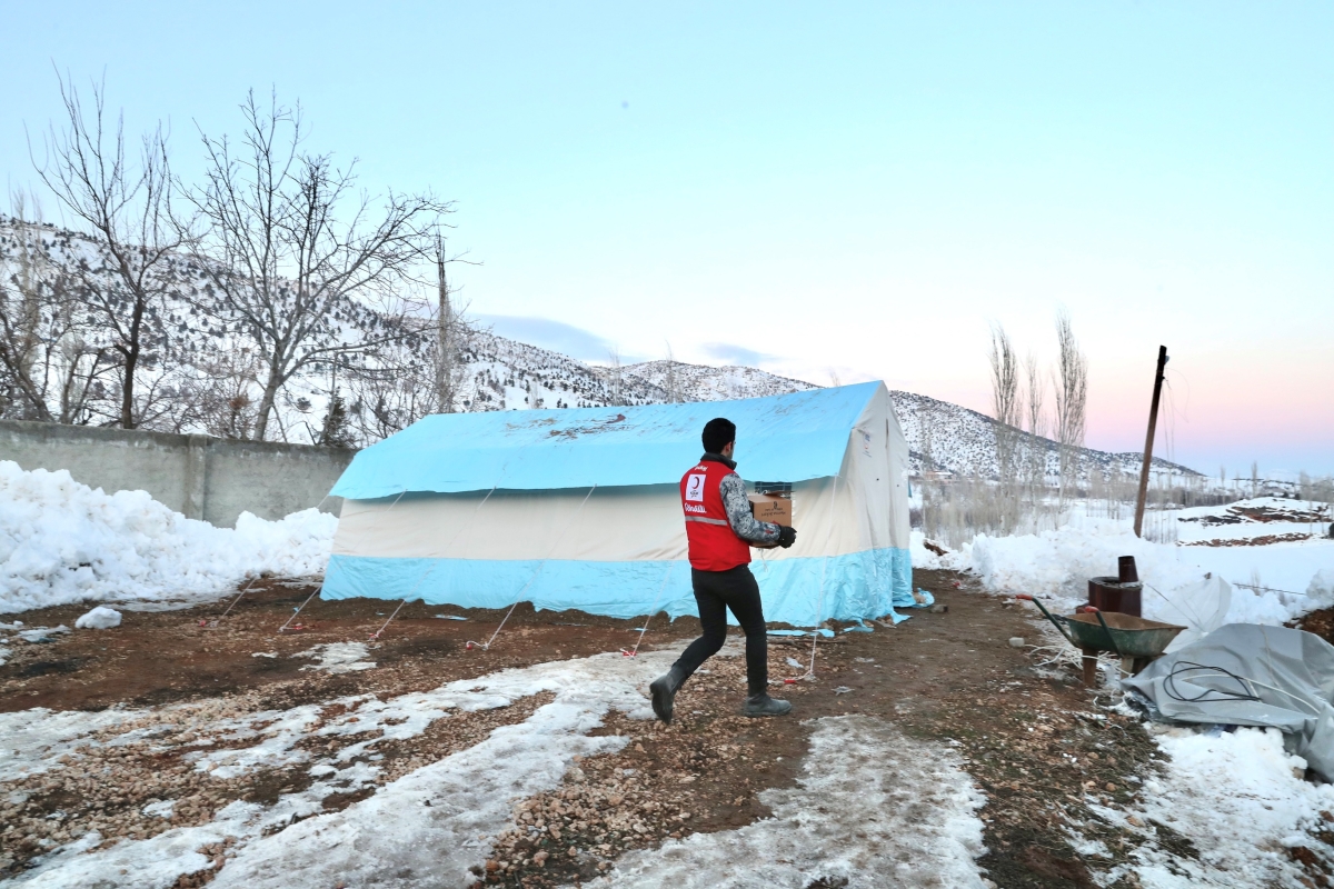KIZILAY SICAK YEMEĞİN YANI SIRA DİĞER YARDIM MALZEMELERİYLE DE DEPREMZEDELERİ YANINDA