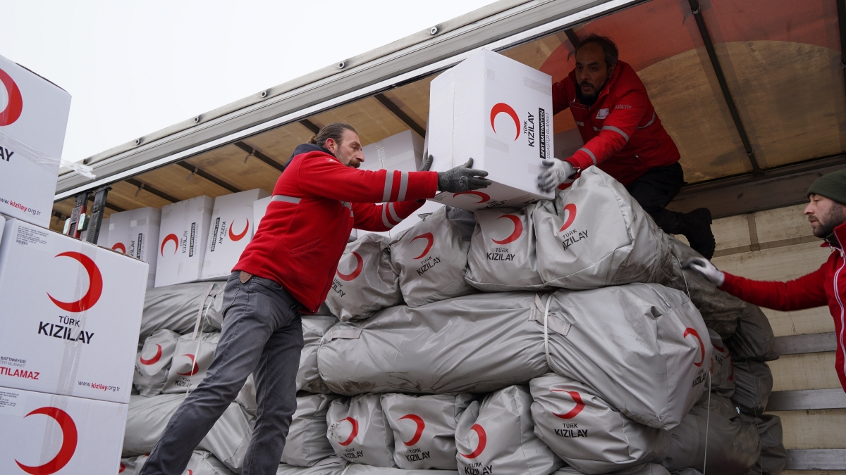 KIZILAY SICAK YEMEĞİN YANI SIRA DİĞER YARDIM MALZEMELERİYLE DE DEPREMZEDELERİ YANINDA