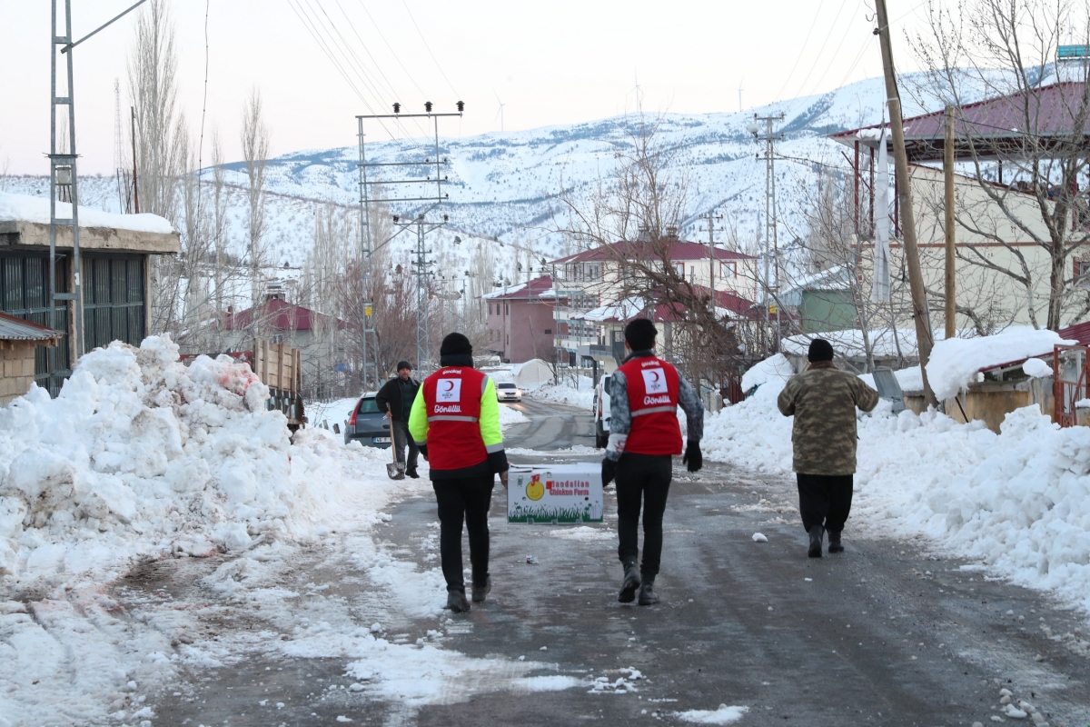 KIZILAY SICAK YEMEĞİN YANI SIRA DİĞER YARDIM MALZEMELERİYLE DE DEPREMZEDELERİ YANINDA