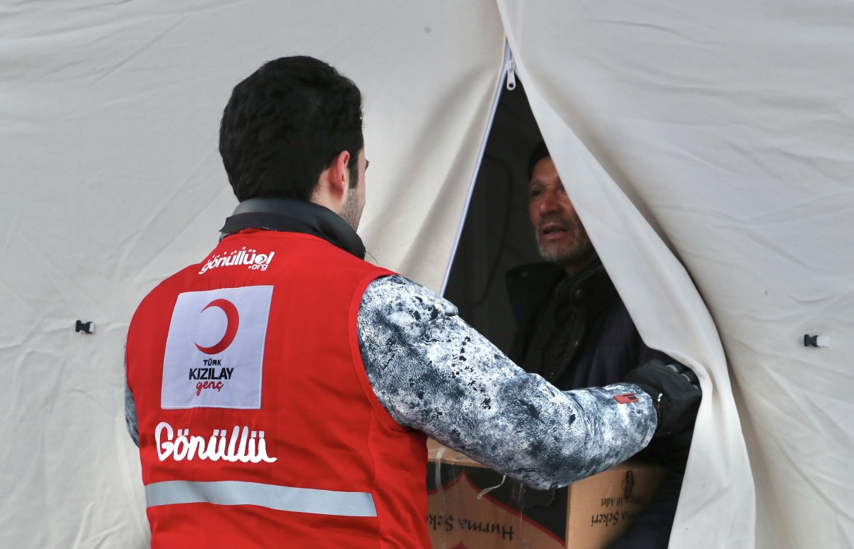 KIZILAY SICAK YEMEĞİN YANI SIRA DİĞER YARDIM MALZEMELERİYLE DE DEPREMZEDELERİ YANINDA