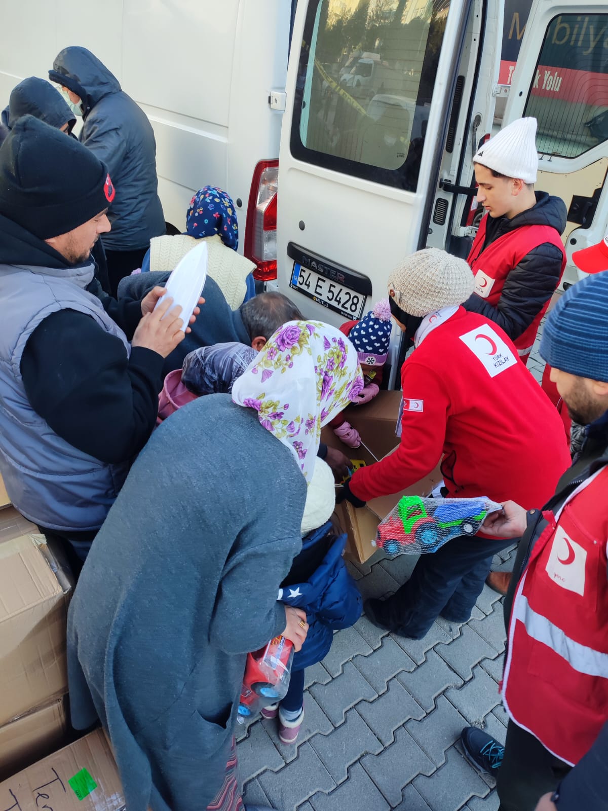 Adapazarı Kızılay Gönüllüleri Deprem Bölgesinde Yaraları Sarıyor.