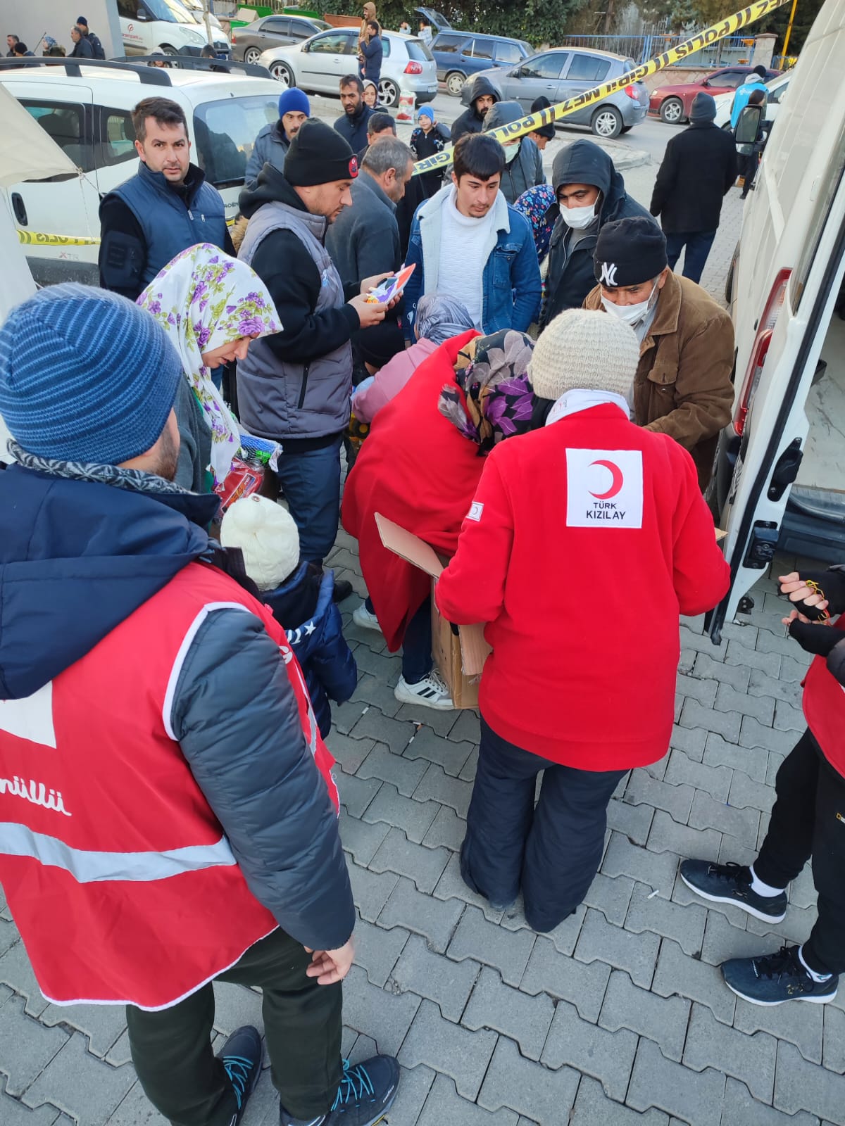 Adapazarı Kızılay Gönüllüleri Deprem Bölgesinde Yaraları Sarıyor.