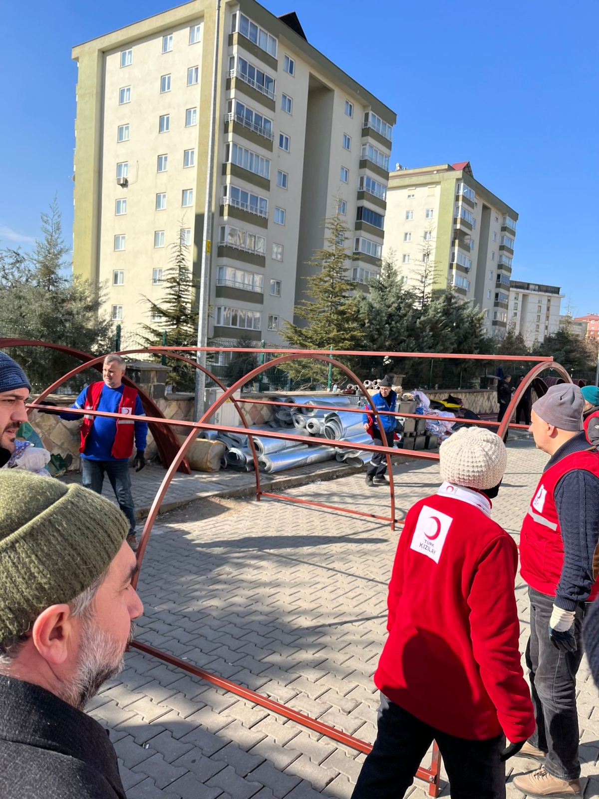 Adapazarı Kızılay Gönüllüleri Deprem Bölgesinde Yaraları Sarıyor.