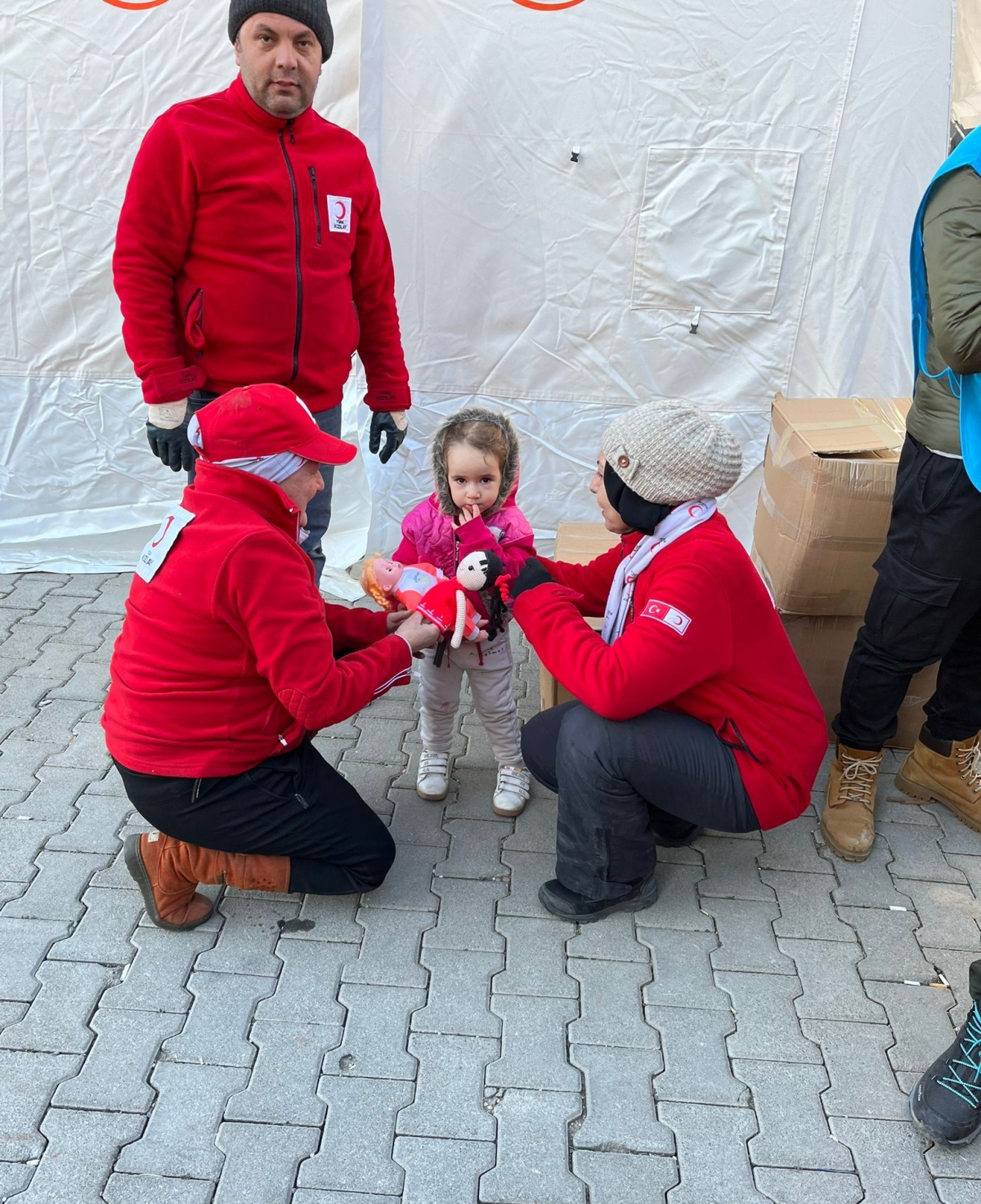 Adapazarı Kızılay Gönüllüleri Deprem Bölgesinde Yaraları Sarıyor.