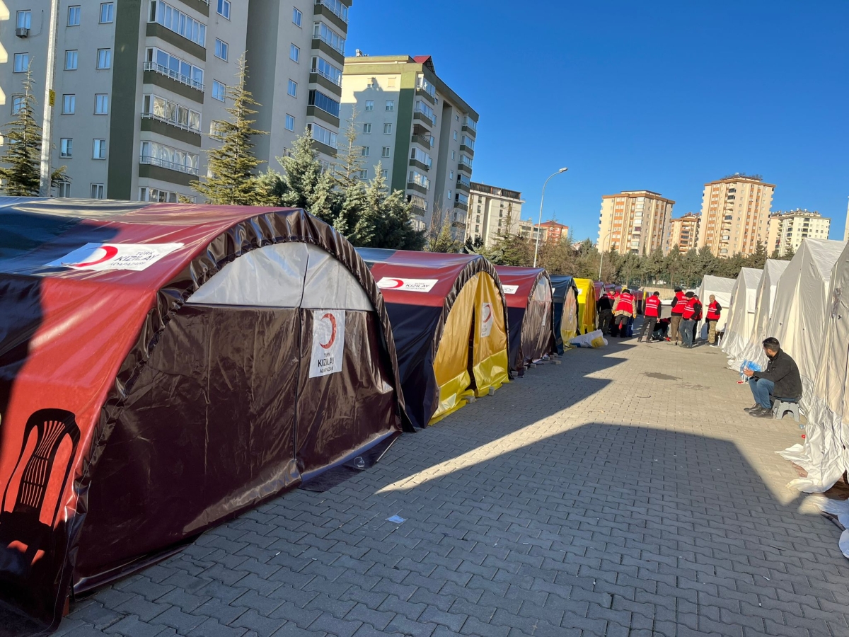 Adapazarı Kızılay Gönüllüleri Deprem Bölgesinde Yaraları Sarıyor.