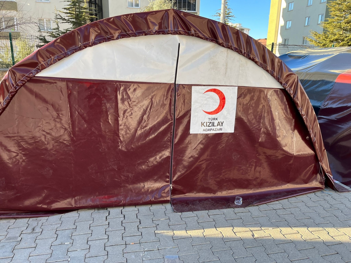 Adapazarı Kızılay Gönüllüleri Deprem Bölgesinde Yaraları Sarıyor.