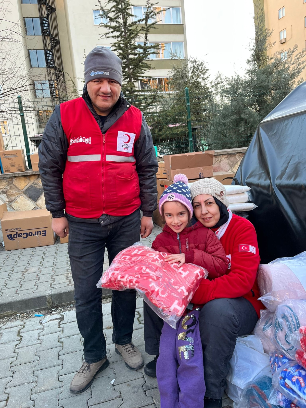 Adapazarı Kızılay Gönüllüleri Deprem Bölgesinde Yaraları Sarıyor.