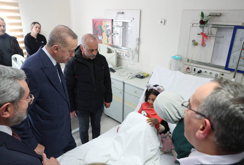 Cumhurbaşkanı Erdoğan, depremzede çocukları hastanede ziyaret etti