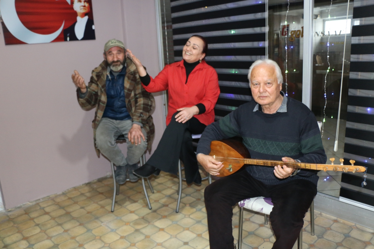 Ayhan Akgül Kültür Ve Sanat Deneği Sokak Sanatçılarına Destek Vermeye Devam Ediyor..