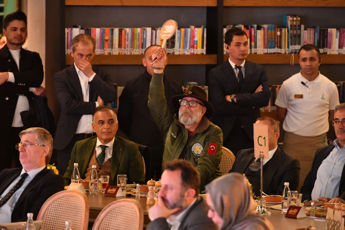 İYİLİK GECESİNDE SANATSEVERLERE HAT VE RESİM SANATINDAN 100’E YAKIN ESER SUNULDU