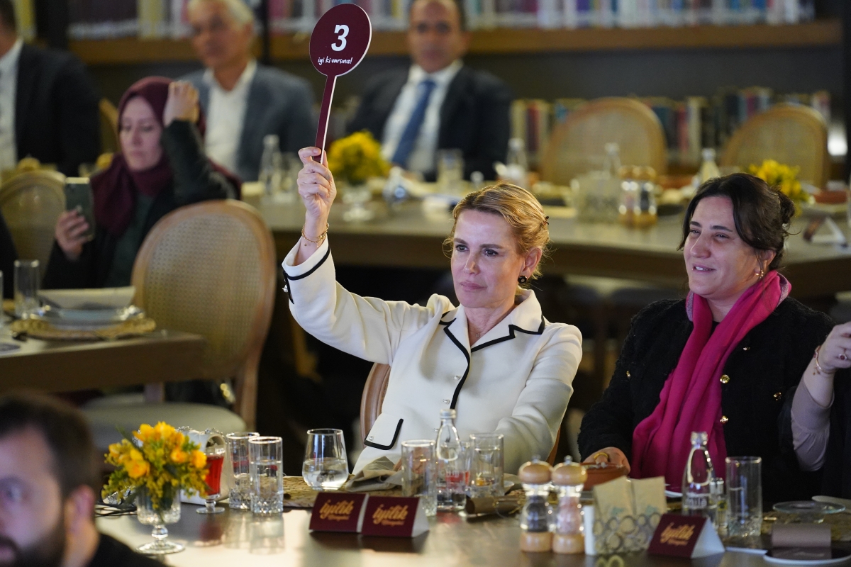 İYİLİK GECESİNDE SANATSEVERLERE HAT VE RESİM SANATINDAN 100’E YAKIN ESER SUNULDU
