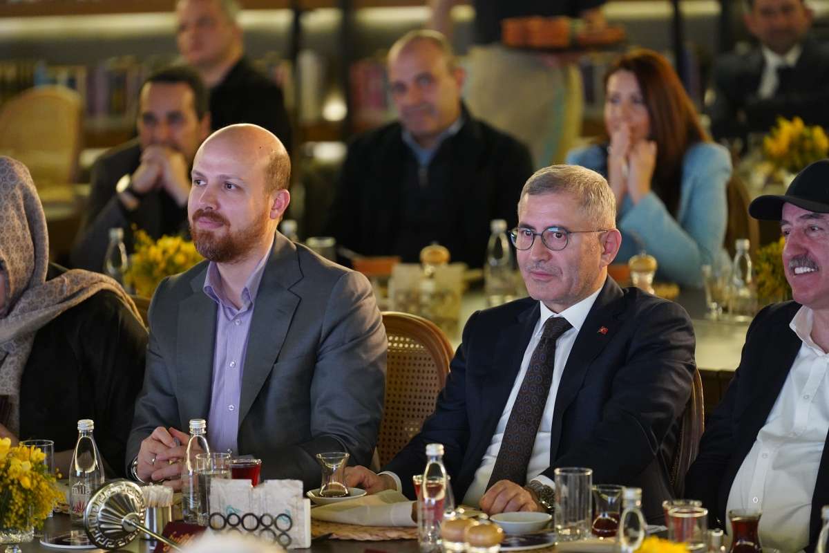 İYİLİK GECESİNDE SANATSEVERLERE HAT VE RESİM SANATINDAN 100’E YAKIN ESER SUNULDU