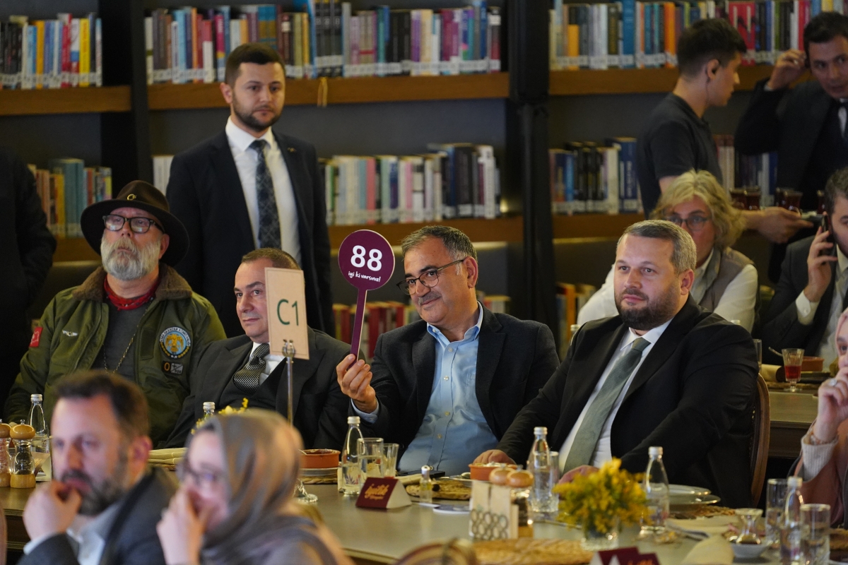 İYİLİK GECESİNDE SANATSEVERLERE HAT VE RESİM SANATINDAN 100’E YAKIN ESER SUNULDU