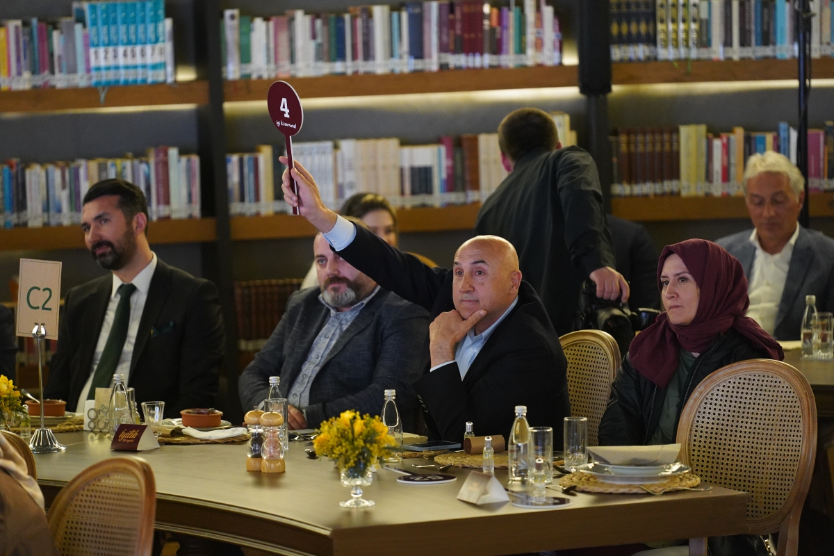 İYİLİK GECESİNDE SANATSEVERLERE HAT VE RESİM SANATINDAN 100’E YAKIN ESER SUNULDU